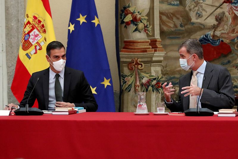 El rey y Sánchez presiden la reunión del patronato del Instituto Cervantes en su primera imagen pública tras la polémica
