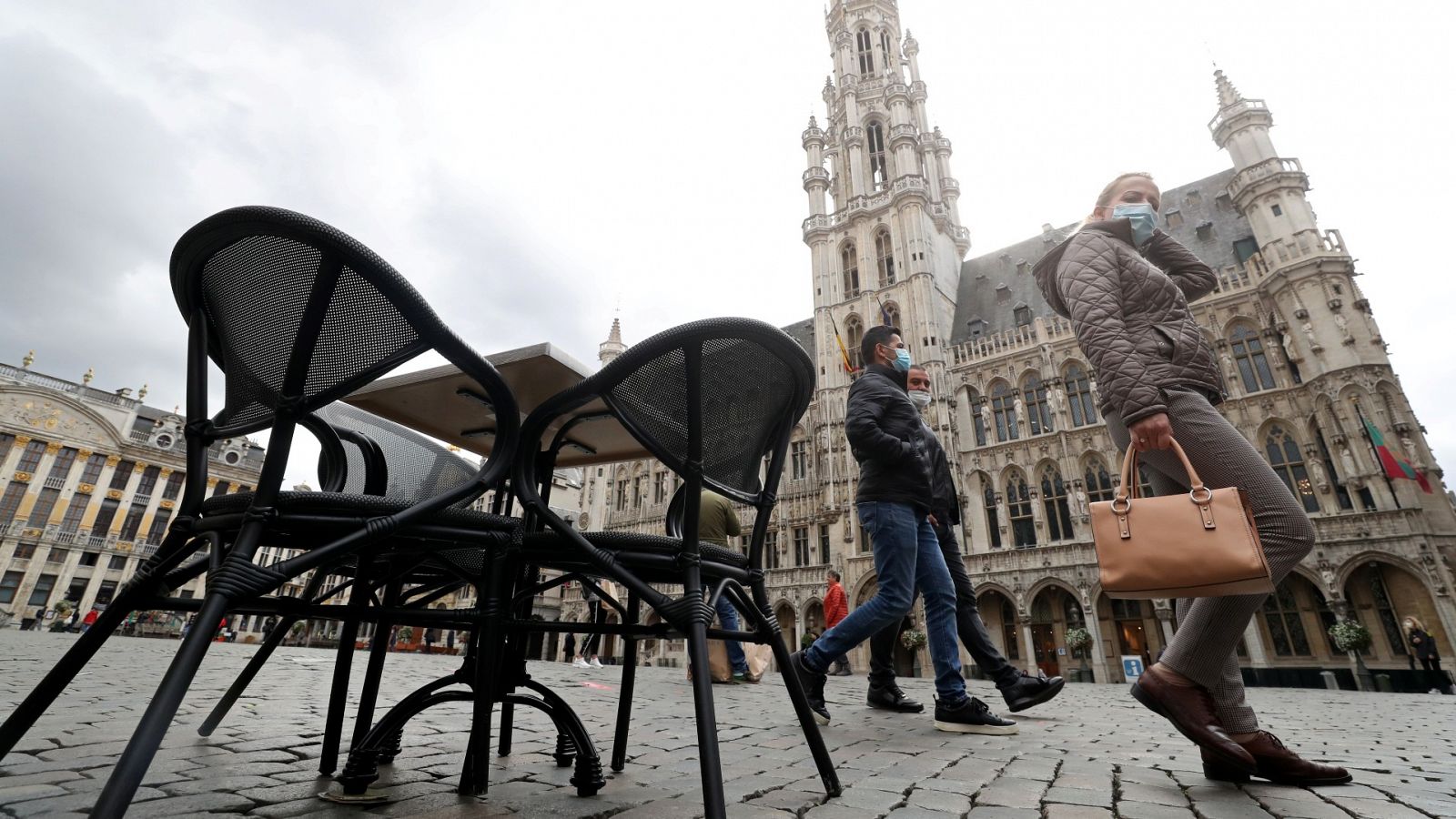 Bruselas cierra bares durante un mes para evitar la expansión del coronavirus