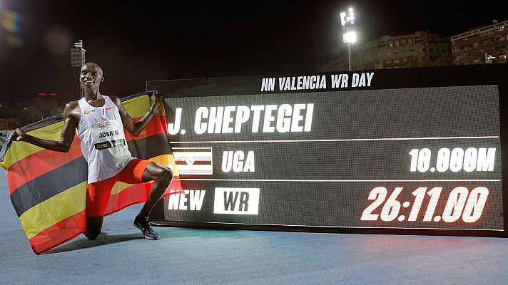 Atletismo - Cheptegei bate el récord del mundo de 10.000 metros