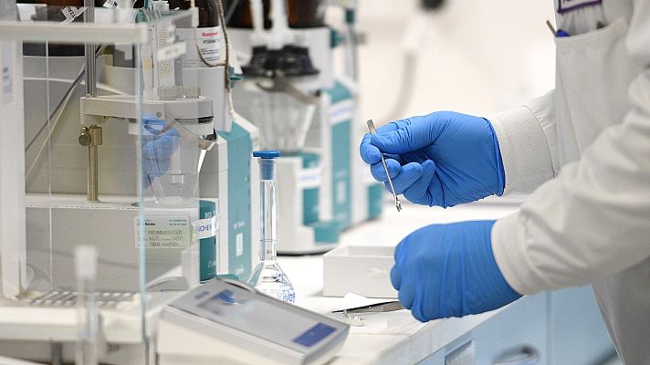 Telediario 1 - Un voluntario de la vacuna contra la COVID-19 da positivo