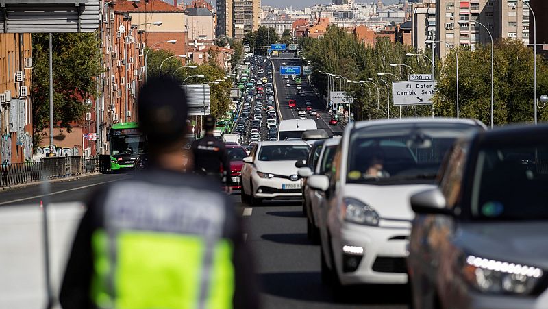 Controles en las salidas de Madrid y en las estaciones vigilan el cumplimiento de las restricciones a la movilidad