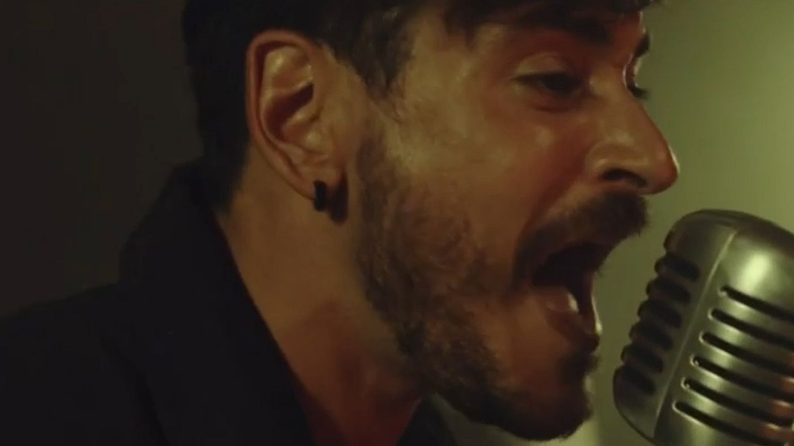 Cepeda nos canta "Con los pies en el suelo" - D Corazón | Ver