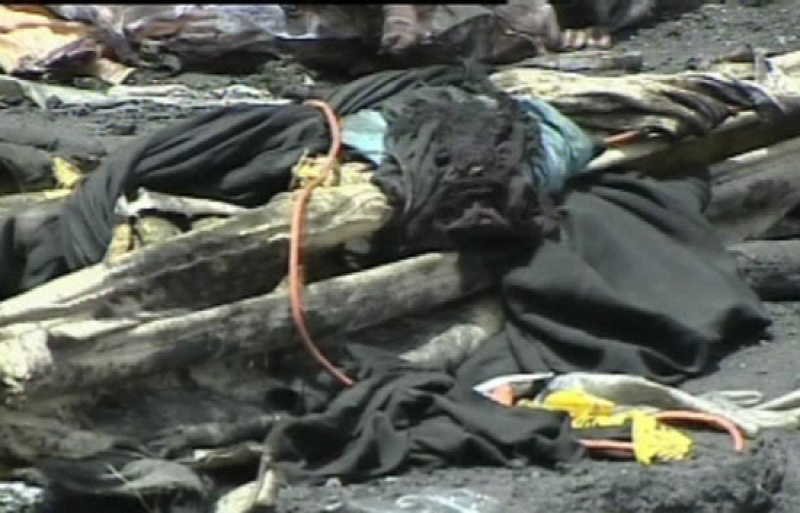 Una mujer de 23 años ha confesado que, el sábado pasado, prendió fuego a la carpa donde las mujeres y los niños celebraban una boda en Kuwait. Es la ex-mujer del novio. Ha dicho a la policía que quería quejarse por los malos tratos que sufrió durante su matrimonio y lo hizo de una manera tremenda. 