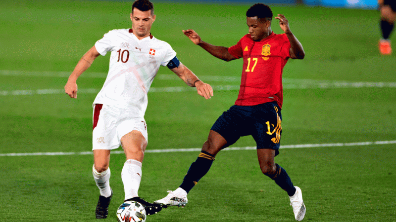 La presión de España sobre Xhaka durante el España 1-0 Suiza