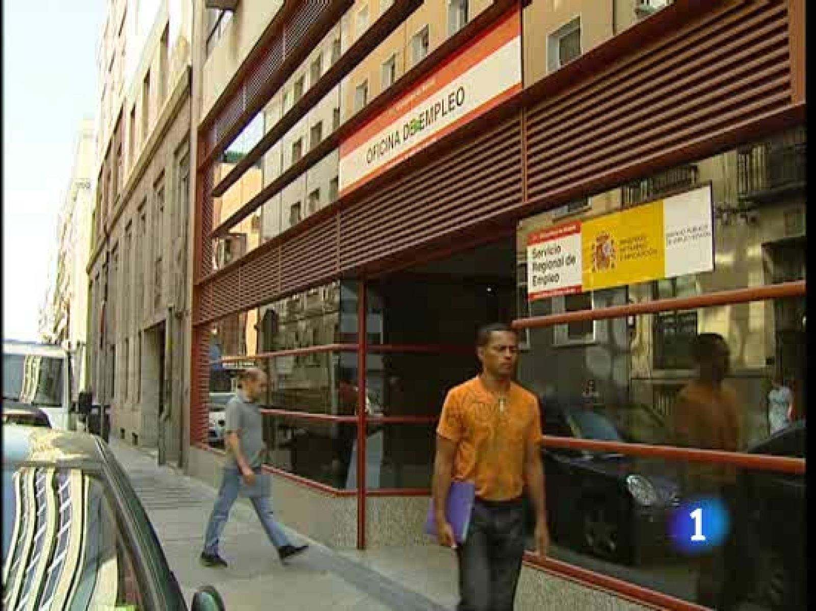 Muchos parados se han acercado hoy a las oficinas de empleo buscando información sobre la ayuda de 420 euros