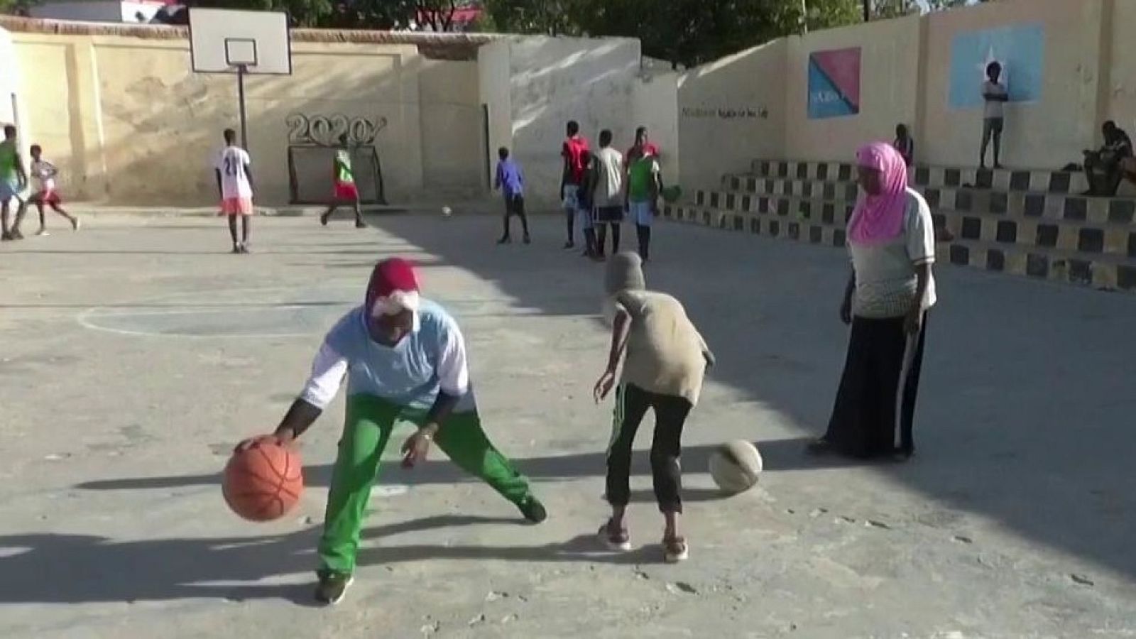El baloncesto como vía de escape para las niñas de Somalia | Ver