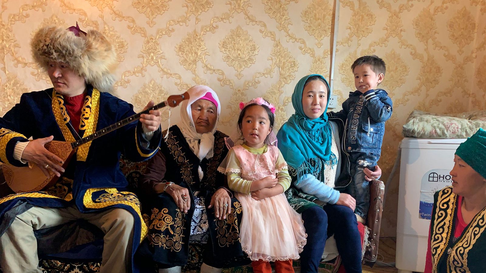 Diario de un nómada - Las huellas de Gengis Khan: Concierto familiar en Mongolia - RTVE.es