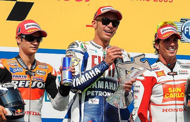 Valentino Rossi se llevó el triunfo en el Gran Premio de la República Checa, después de que Jorge Lorenzo se cayera cuando iba líder, a falta de cinco fueltas para el final. En 250 cc, tercer puesto para Bautista, y en 125, victoria para Nico Terol.