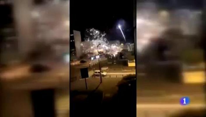 Telediario 1 - Asalto contra una comisaría de policía de París con fuegos artificiales