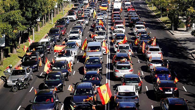 Cientos de coches marchan en Madrid convocados por Vox contra el estado de alarma