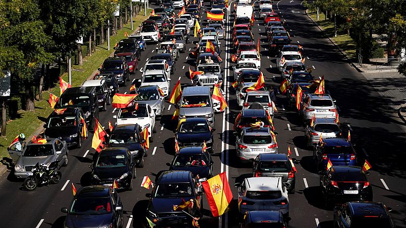 Cientos de coches marchan en Madrid y en otras ciudades convocados por Vox contra el estado de alarma y el Gobierno
