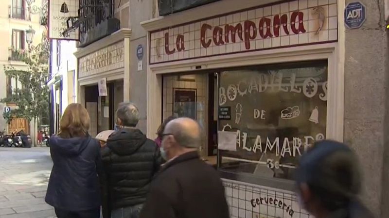 Las terrazas de Madrid, llenas en el puente ante el vacío en la sierra