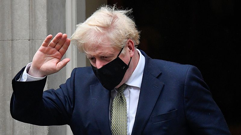 Johnson anuncia un plan por niveles de riesgo para contener la COVID-19