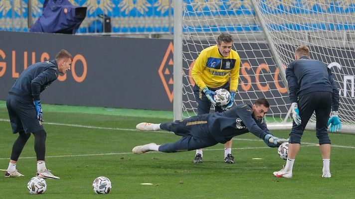 Telediario 1 - Shevchenko convoca al entrenador de porteros de Ucrania por las bajas