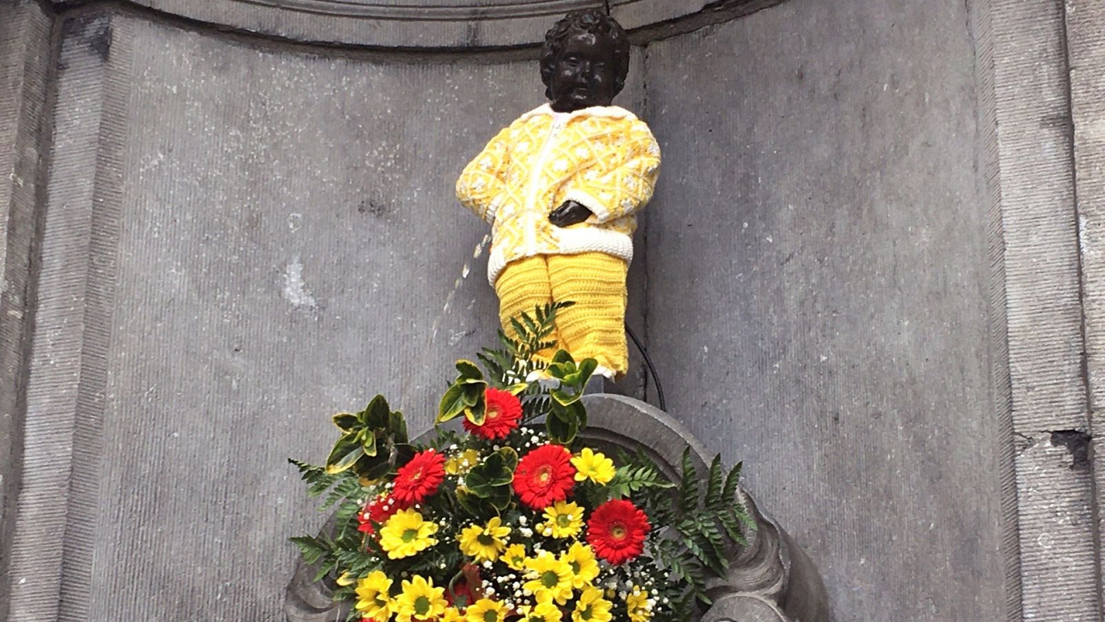 El Manneken Pis homenajea a los sanitarios españoles y belgas