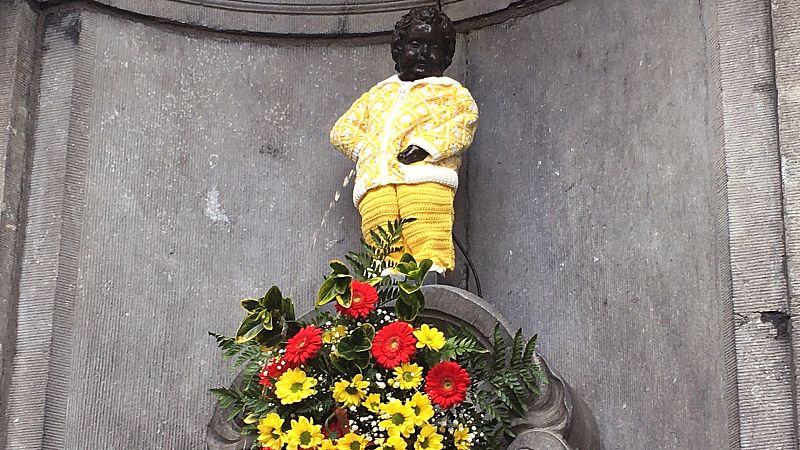 El Manneken Pis homenajea a los sanitarios españoles y belgas