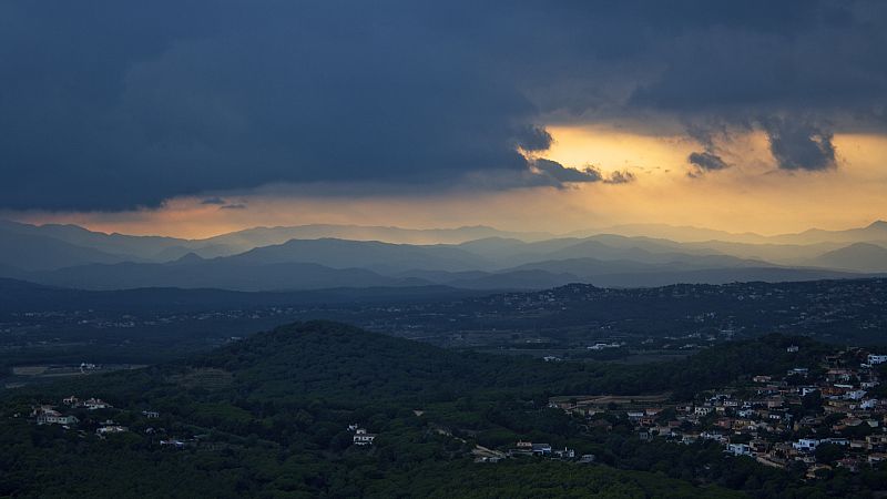 Chubascos y tormentas al final del día en el noreste de Cataluña - ver ahora 