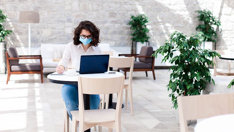 Hoteles transformados en oficinas de teletrabajo para resistir al coronavirus