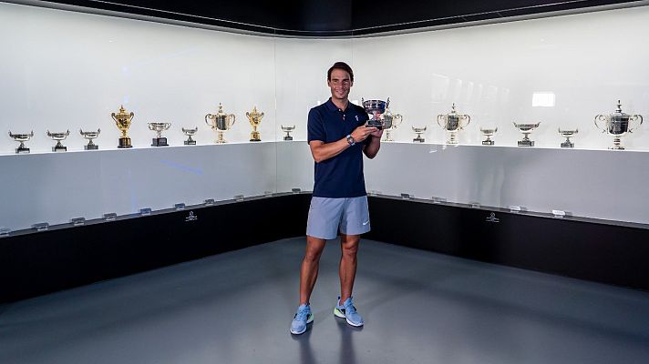 Especial Coronavirus - Nadal posa con sus 13 Roland Garros y manda un mensaje de ánimo a los afectados por el coronavirus