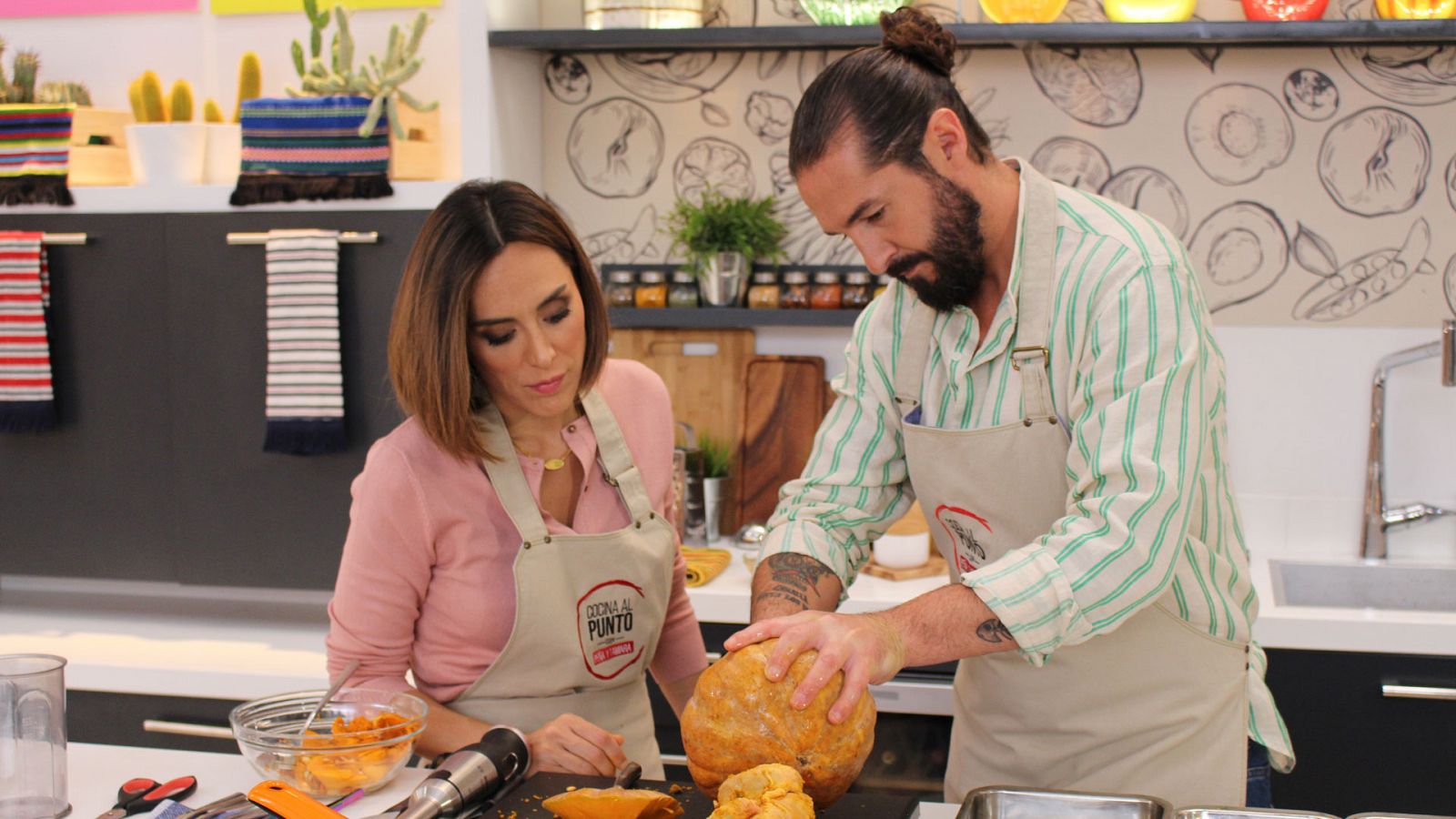 Cocina al punto con Peña y Tamara - Pollo asado en calabaza - RTVE.es