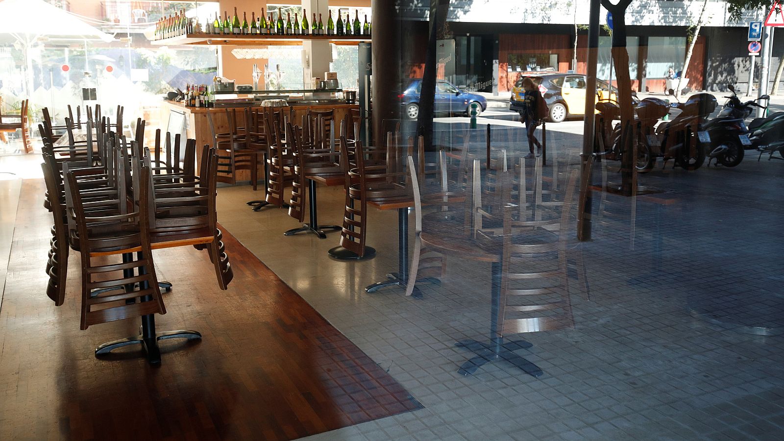 Coronavirus - Cataluña cierra bares y restaurantes durante 15 días para frenar al coronavirus - RTVE.es - Telediario 1 | Ver