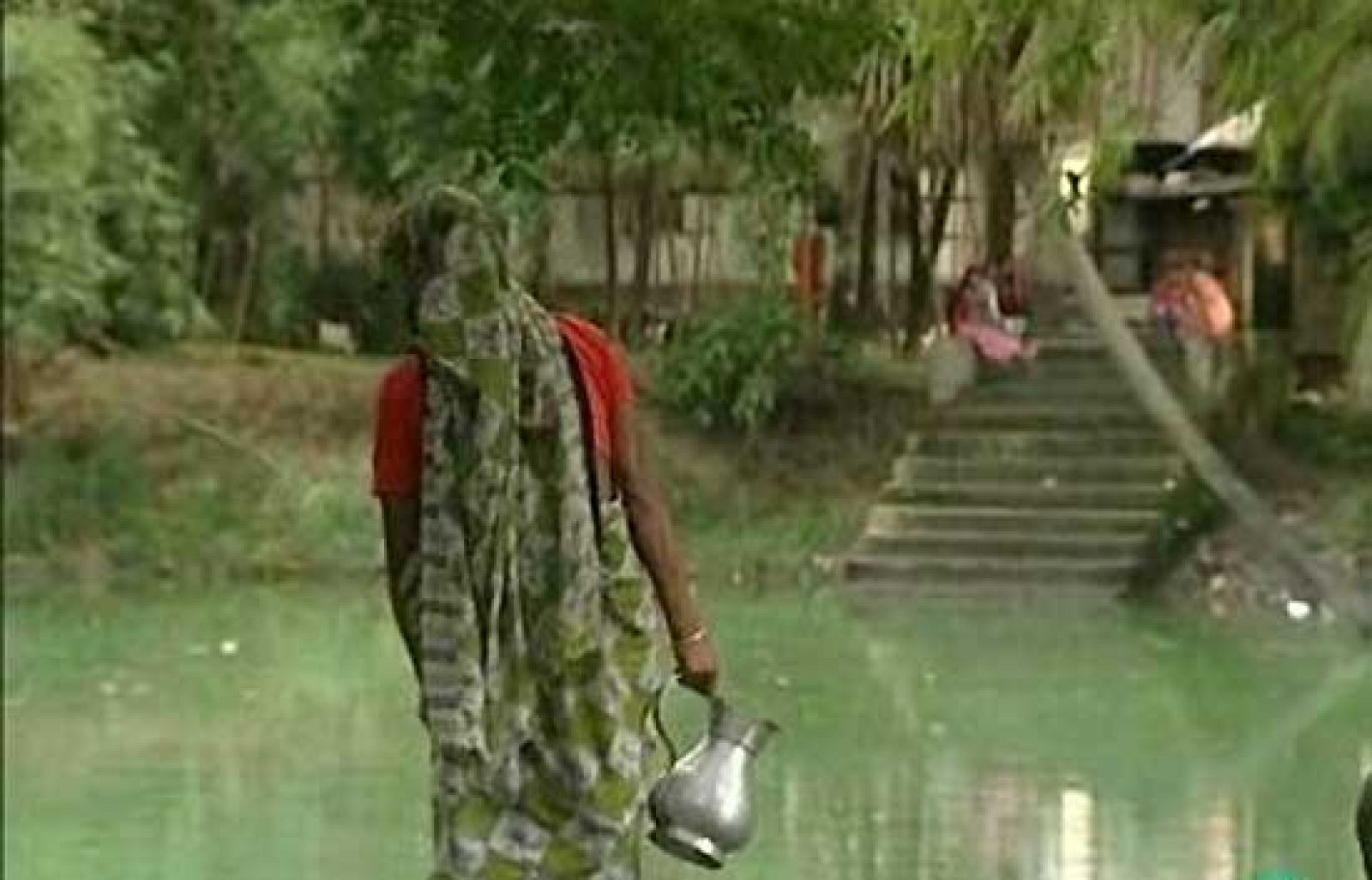 En los años setenta UNICEF y el Banco Mundial invirteron millones de dólares para construir pozos subterráneos en Bangladesh. La idea era frenar la muerte de 250.000 niños al año, pero resultó que estas 'aguas del diablo', como las denominan algunos, estaban contaminadas con arsénico, lo que ha provocado que 10 millones de personas se hayan envenedado durante 40 años (17/08/09).