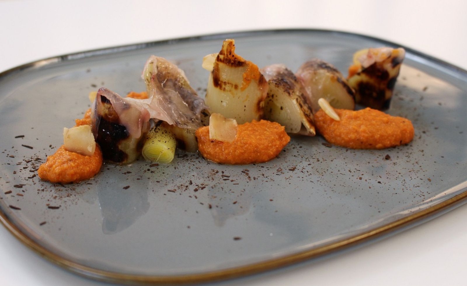 Puerros al vapor con salsa romesco | Ver