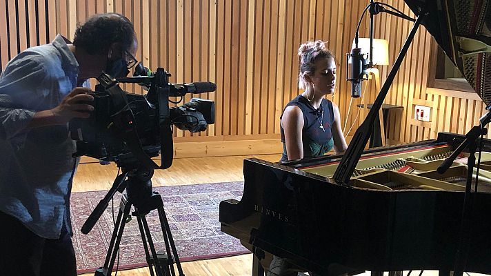 Atención obras - Acústico de Dora con la canción "Foolish"