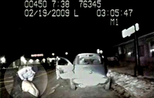  - Recibe una paliza de la policía