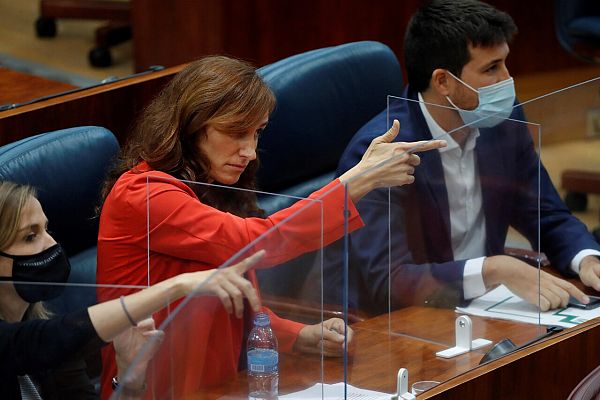 Telediario 1 - Bronca en la Asamblea de Madrid: Mónica García figura un disparo al consejero de Hacienda