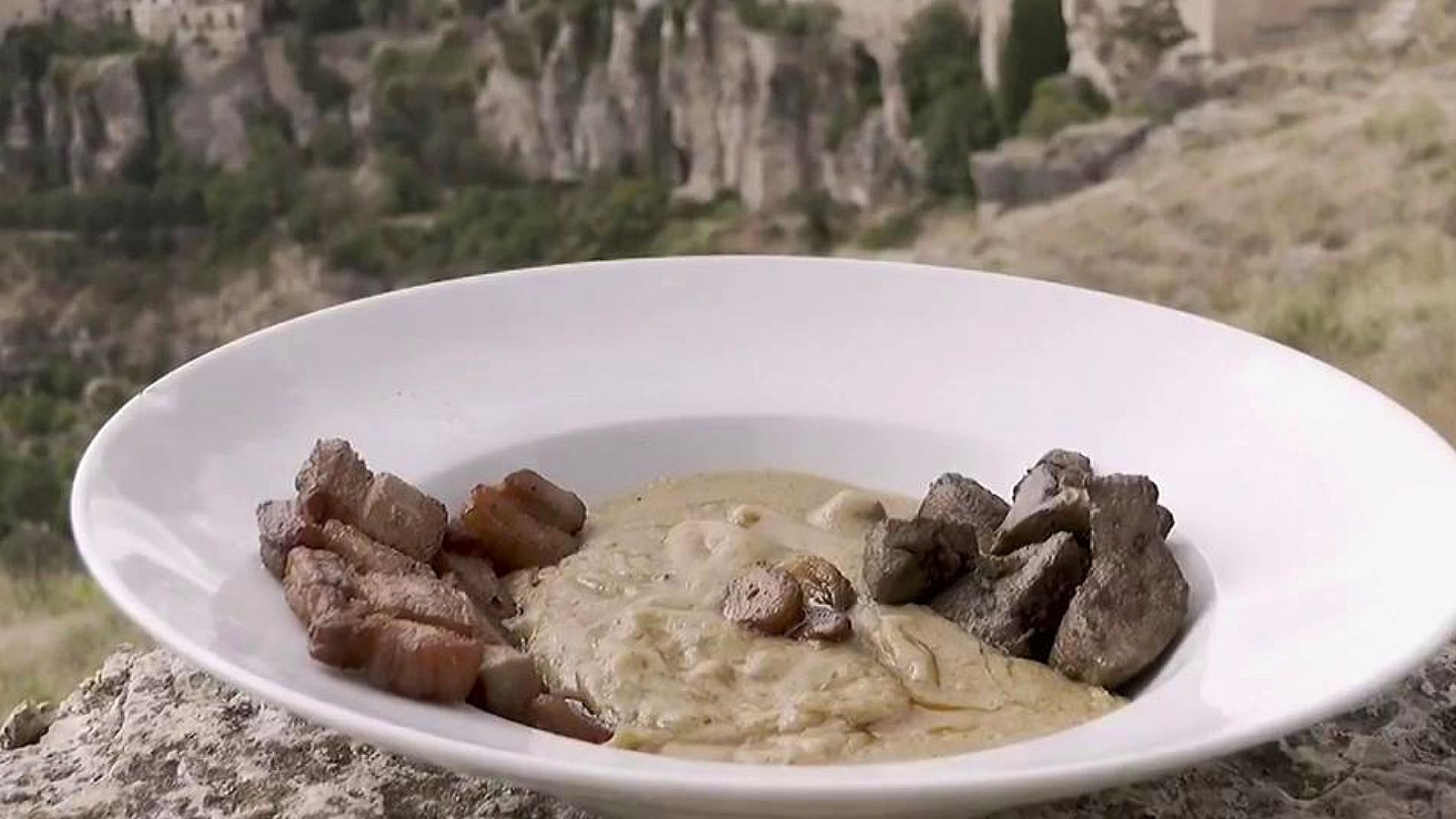 Viajamos a la ciudad de Cuenca para conocer los secretos de un plato tan tradicional como contundente: las gachas manchegas. Pedro Mardones, reportero de 'Como Sapiens', y Loli Soria nos enseñan cómo preparar esta deliciosa receta. 
