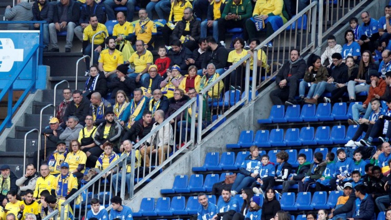 El fútbol no profesional arranca con público y polémica