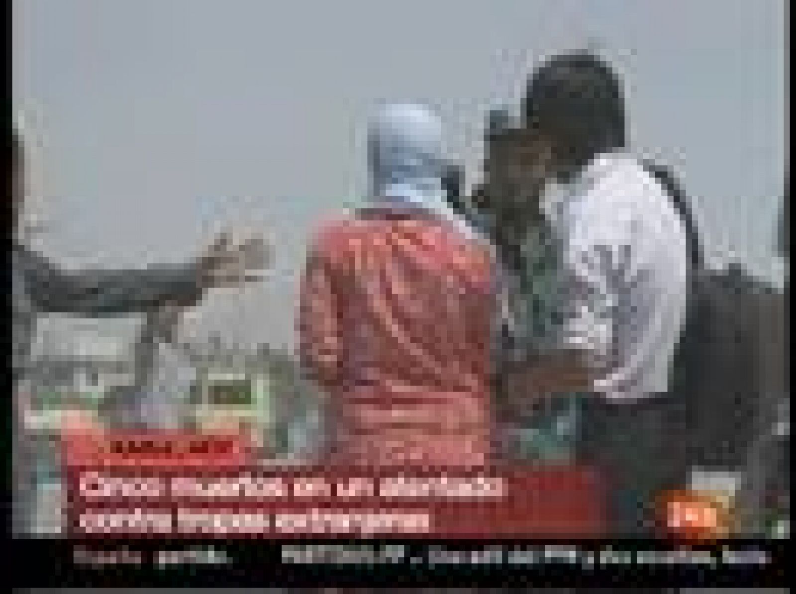 Un terrorista suicida ha atacado con un coche bomba un convoy de tropas extranjeras provocando la muerte a al menos cinco civiles y heridas a otra treintena.