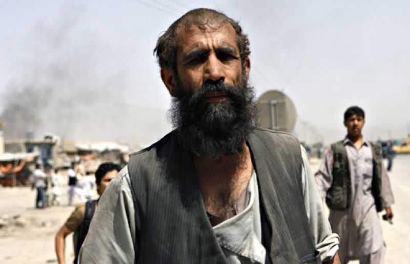 Un terrorista suicida ha atacado con un coche bomba un convoy de tropas extranjeras provocando la muerte a al menos cinco civiles y heridas a otra treintena.