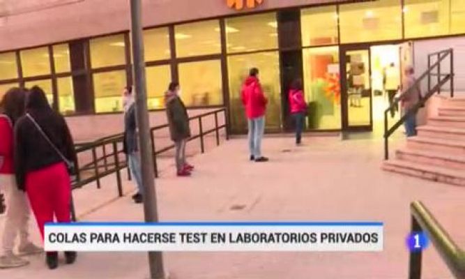  - Colas para hacerse test en laboratorios privados