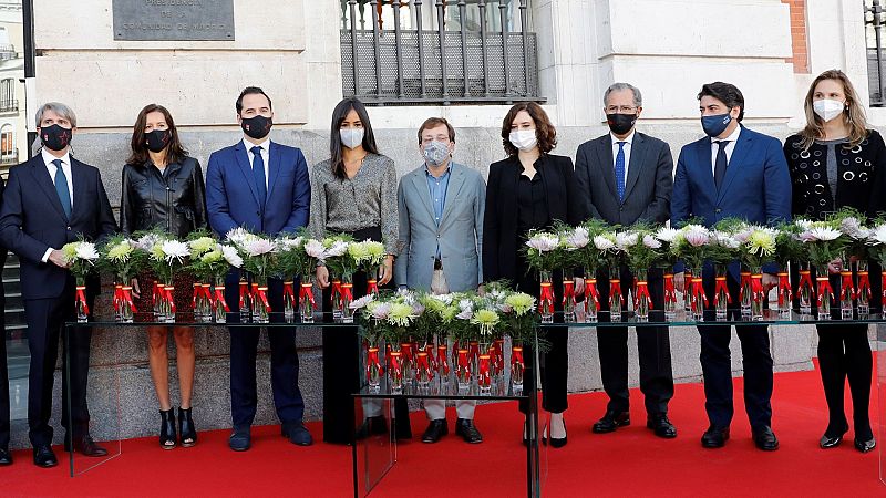 La Comunidad de Madrid rinde homenaje a las víctimas del Covid con una placa y una corona de laurel
