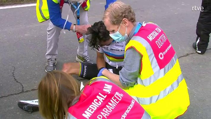 Julian Alaphilippe se cae a 35 km de la meta de Flandes
