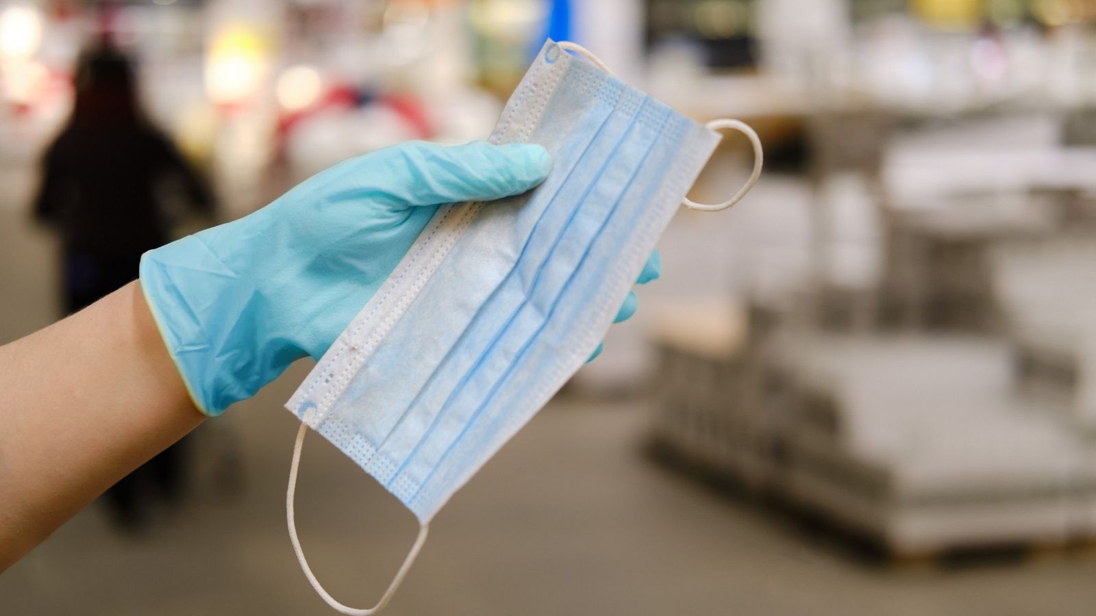 Las baratas mascarillas portuguesas atraen al comprador español