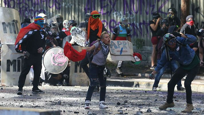 La noche en 24h - Miles de personas en Chile conmemoran el aniversario de las protestas contra el Gobierno