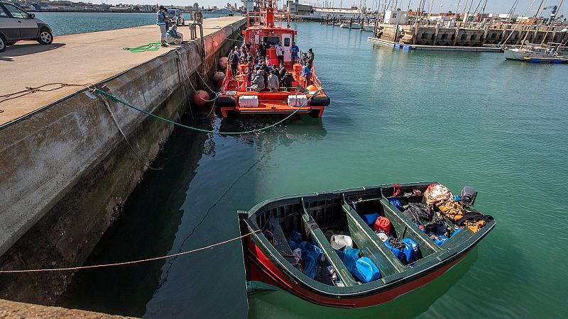 El drama de la inmigración ilegal que llega en pateras a las costas de Canarias y Cádiz