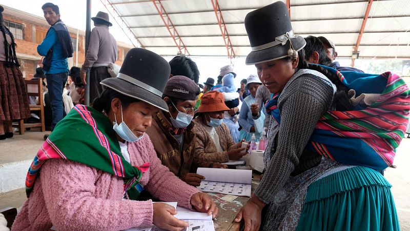 Los sondeos a pie de urna dan la victoria al partido de Evo Morales en la primera vuelta de las presidenciales de Bolivia