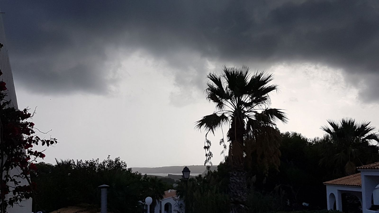 En Canarias, cielos nubosos en las islas occidentales, con precipitaciones en La Palma