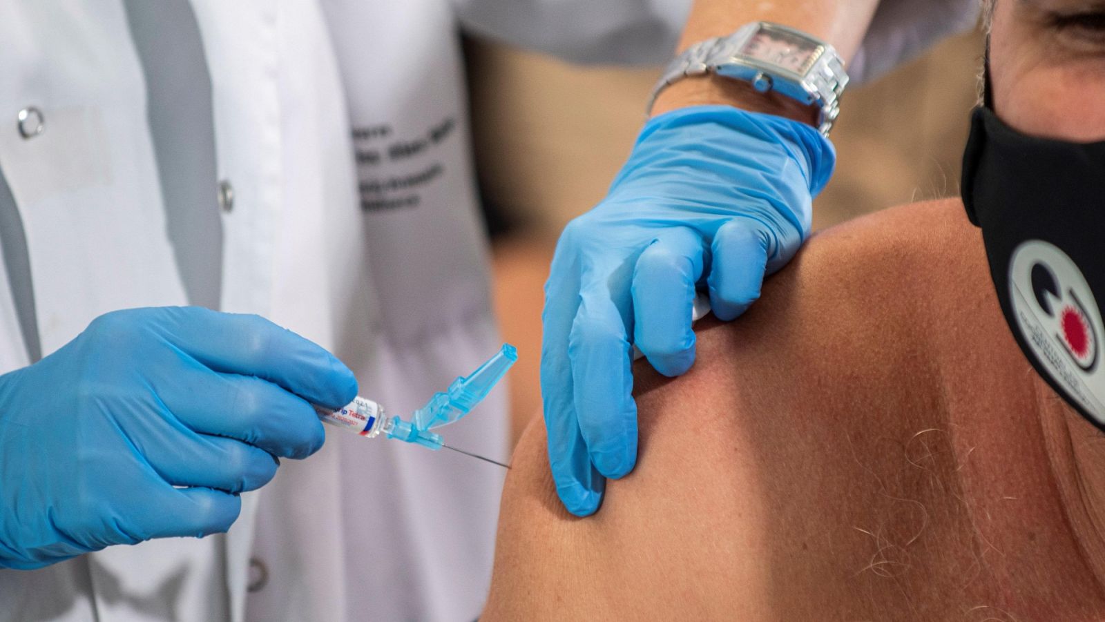 Illa insiste en que España recibirá en diciembre 3,1 millones de dosis de la vacuna contra la COVID