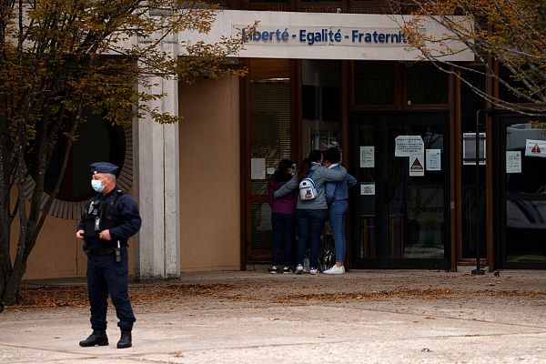 La investigación por el ataque terrorista en Francia deja 16 detenidos y una mezquita cerrada
