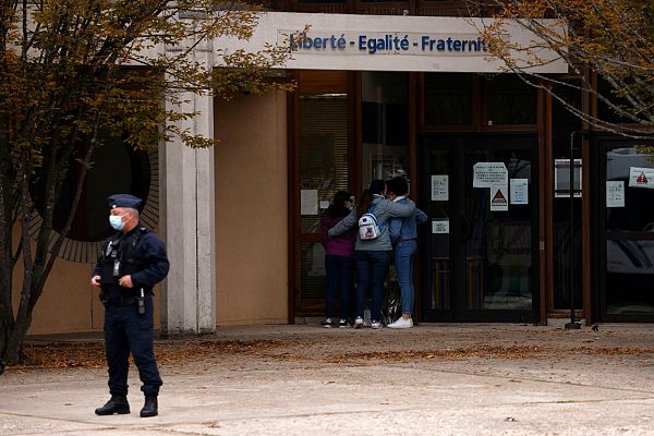 Telediario 1 - La investigación por el ataque terrorista en Francia deja 16 detenidos y una mezquita cerrada