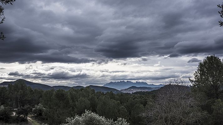 Precipitaciones localmente fuertes o persistentes en amplias zonas del oeste peninsular y de las islas occidentales de Canarias, muy abundantes en el sistema Central