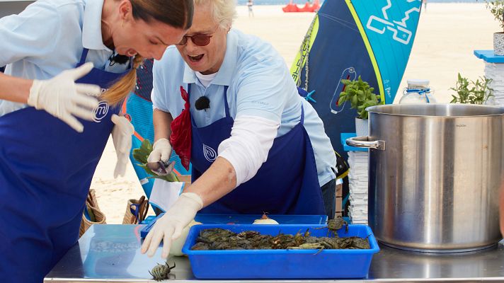 MasterChef Celebrity - Lucía y Laura se enfrentan a los cangrejos
