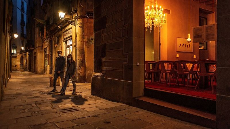 La segunda ola del coronavirus lleva a estudiar la aplicación del toque de queda en España