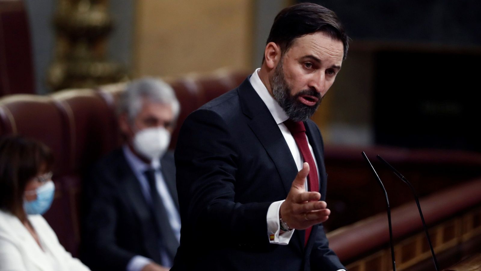 Abascal, a Casado: "Cada día la distancia política es mayor pero ahora nos toca pedirles el voto"