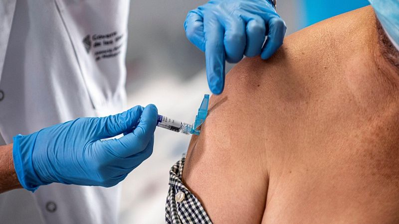 Reino Unido planea infectar a voluntarios con coronavirus para probar las vacunas
